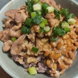 沖縄の簡単料理アレンジ❤納豆味噌ご飯♪（豚こま肉）